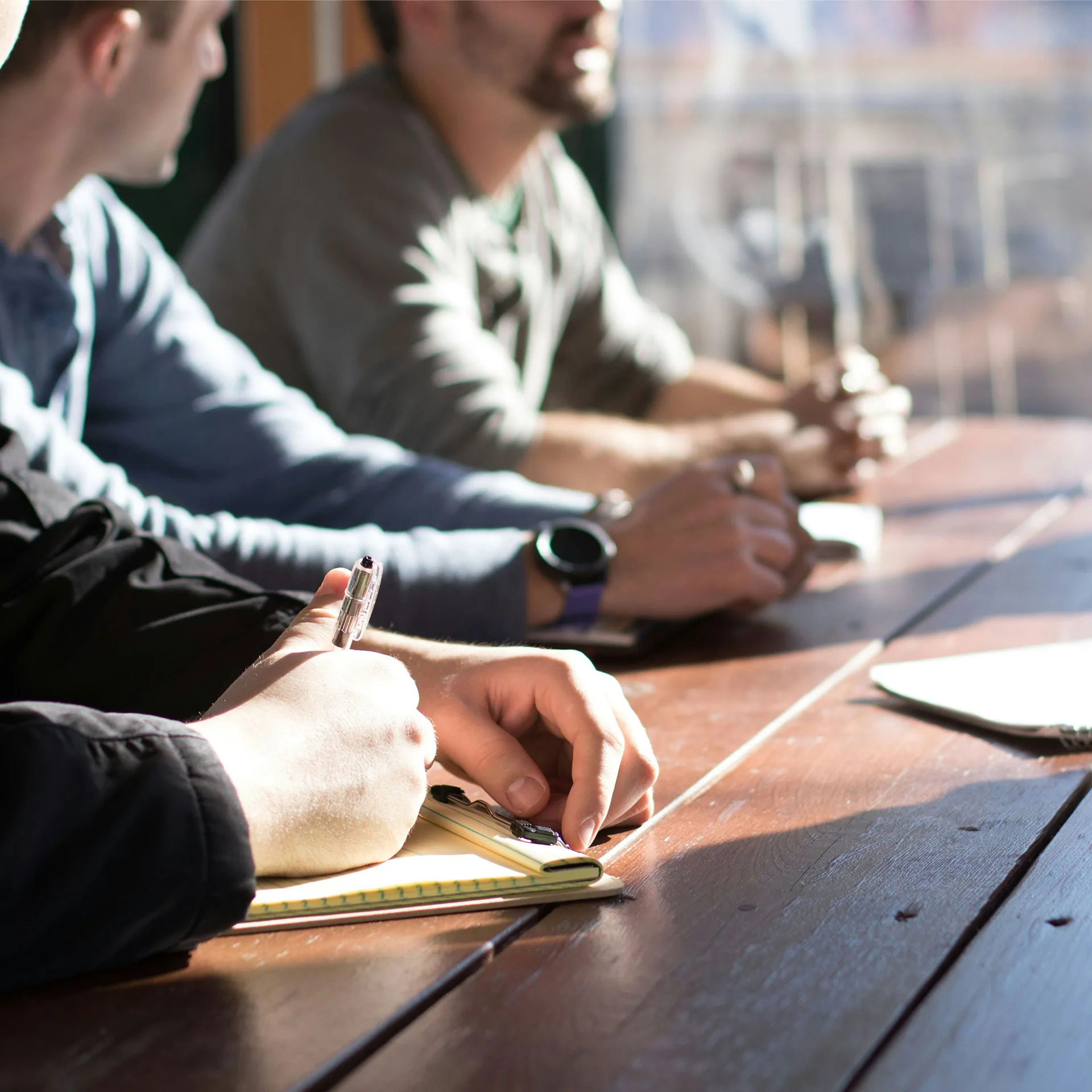 Närbild på händer på kollegor i möte